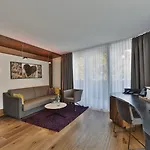 Fliana 4 Hotell